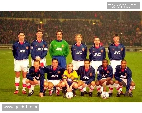 球衣3号背后的传奇故事与足球明星的辉煌历程 球衣3号背后的传奇故事与足球明星的辉煌历程