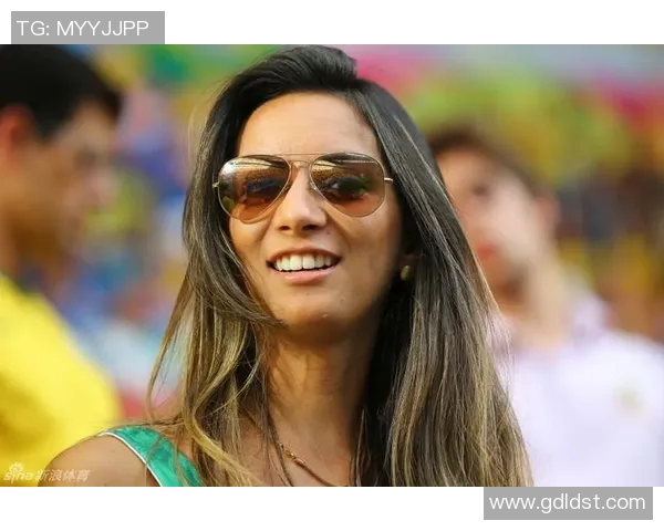 荷兰足球明星戴眼镜展现独特风格与智慧魅力引发球迷热议 荷兰足球明星戴眼镜展现独特风格与智慧魅力引发球迷热议