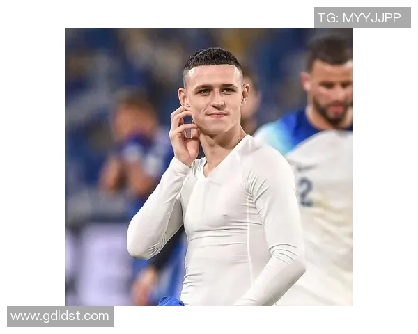 足球明星福登挂件热销背后的故事与粉丝热情解析