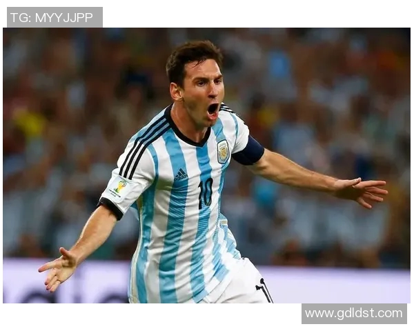 全球足球巨星的巅峰对决与传奇故事揭示了他们的荣耀与奋斗历程